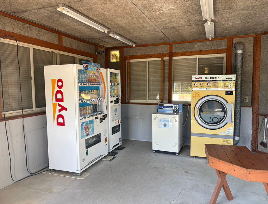 黄色い建屋　お肉の自動販売機