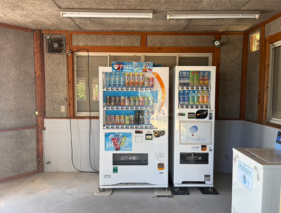 黄色い建屋　自動販売機